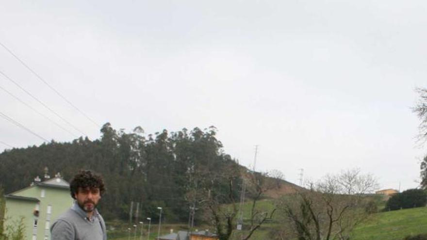 Jesús Soto en la finca donde se habilitarán los huertos, en Vegadeo.