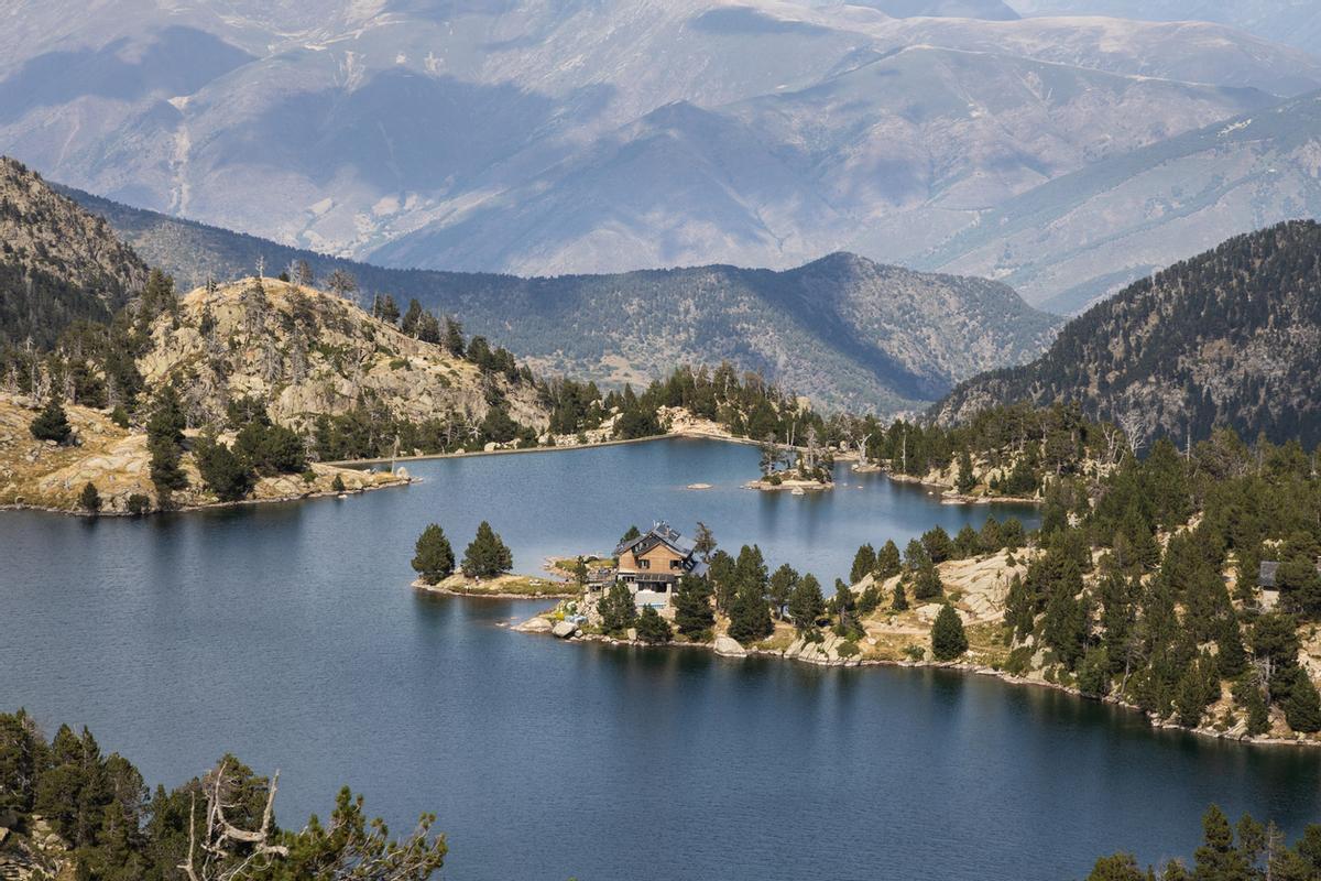 Estany Negre con el refugio a los pies