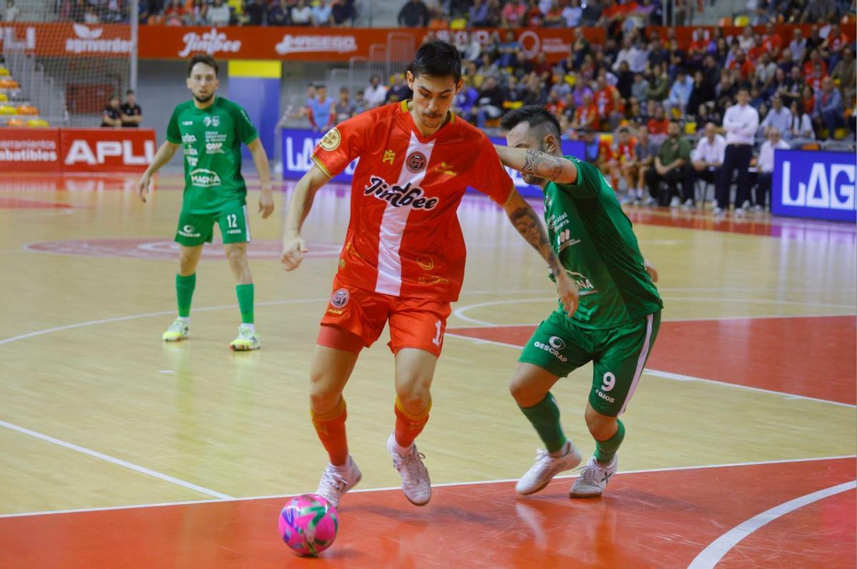 Motta protege el balón frente a Dani Saldise