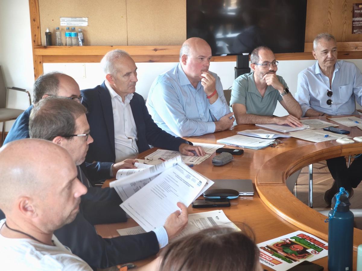 La administración y los representantes sindicales, en la mesa sectorial de este jueves.