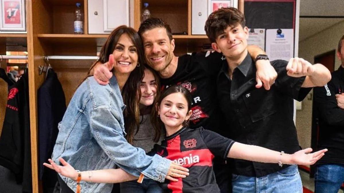 El 'equipo' de Xabi Alonso, con Nagore, su mujer, a la cabeza.