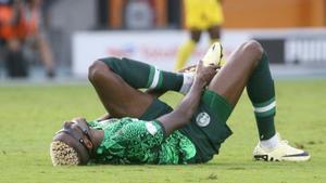 Osimhen, dolorido durante un partido de la Copa África