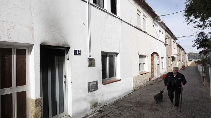 Un home de 77 anys resulta ferit greu en cremar-se casa seva a Girona