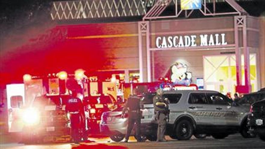 Cinco muertos en un tiroteo en un centro comercial de EEUU