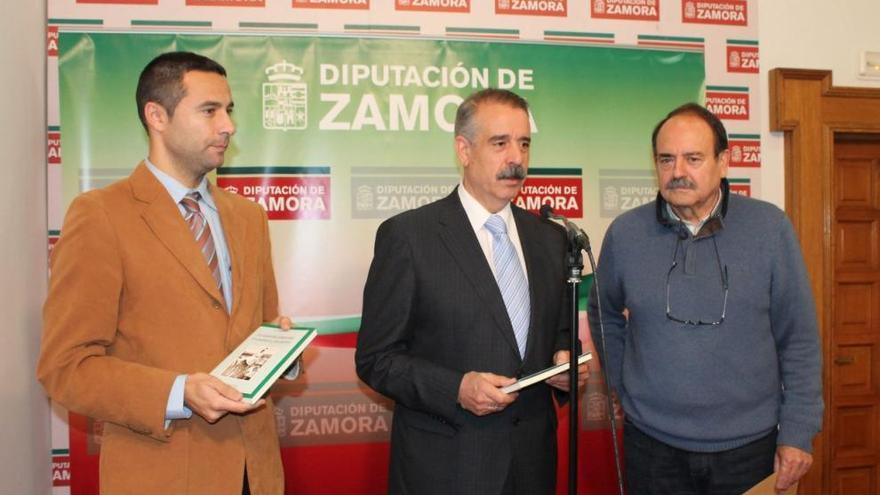El el autor Alain Martín(I), el  diputado de Cultura, José Luis Bermúdez  (centro)  y Luis González de Ediciones Semuret (d), durante la presentación del libro.