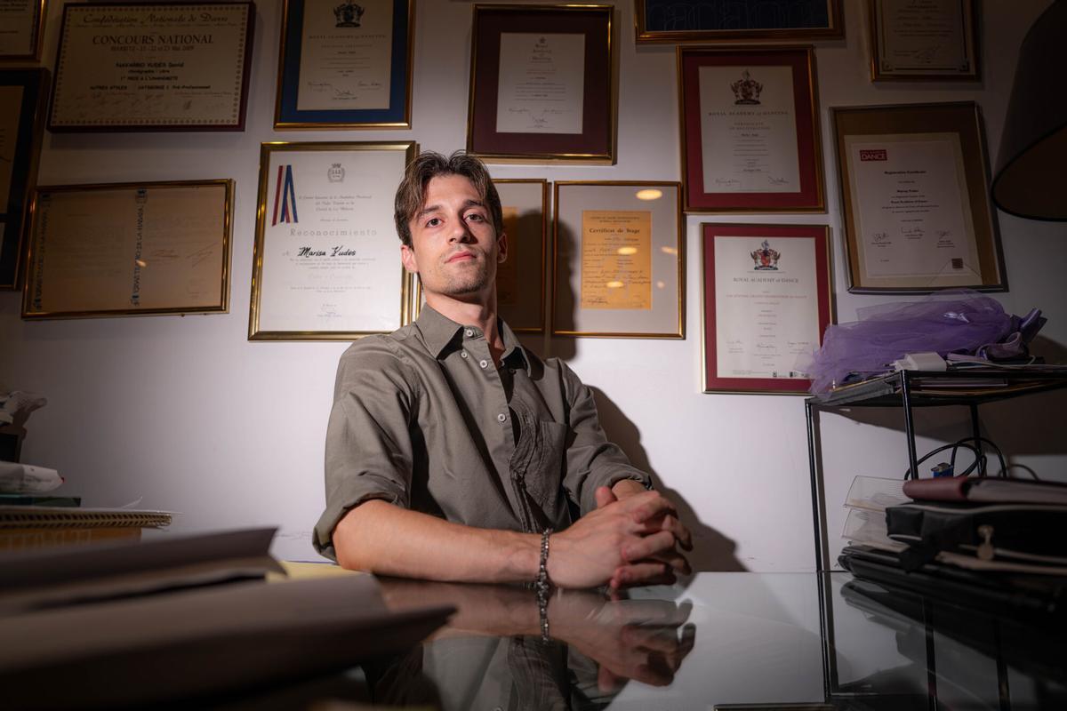 David Yudes, presidente de la Associació Internacional de Ballarins Catalans, retratado en la escuela de danza que dirige, Marisa Yudes, en Badalona.