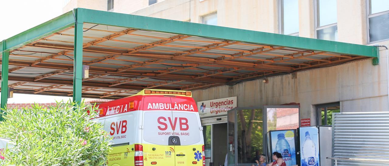 Una ambulancia a las puertas de Urgencias en el Hospital de Sant Joan