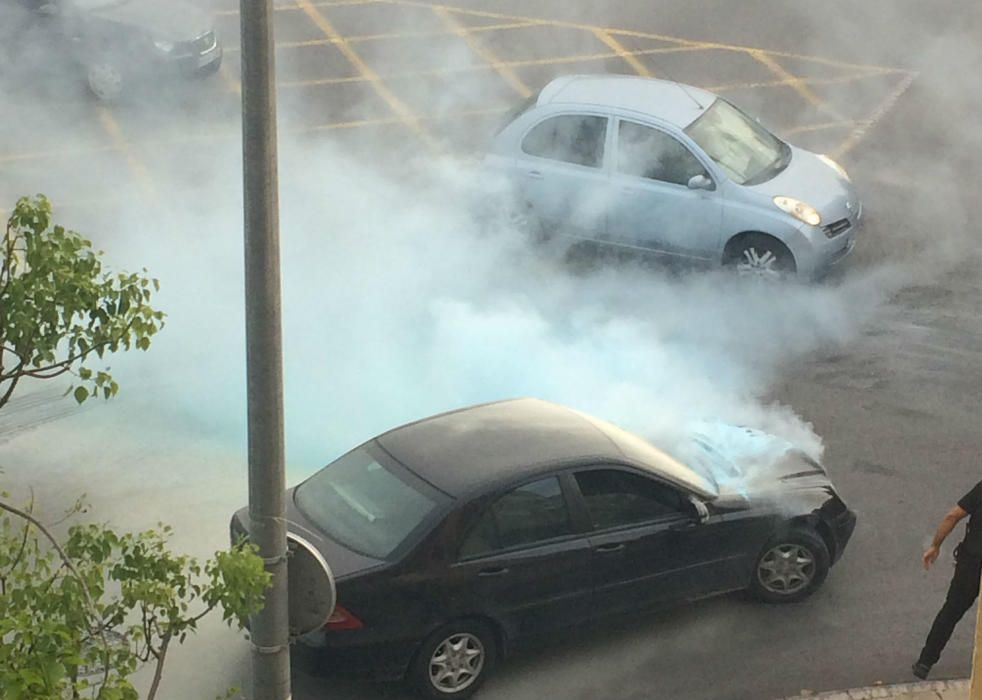 Un coche arde en la calle Teulada de Alicante