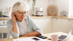 Una pensionista revisa el aumento de su pensión