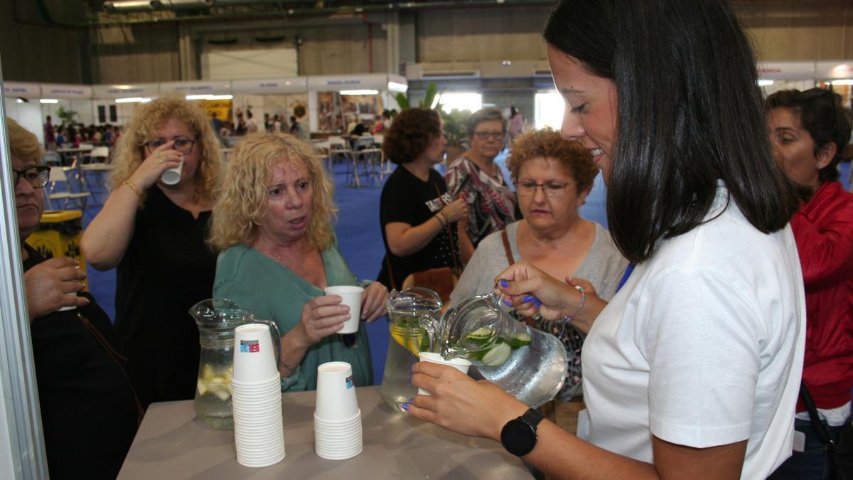 En el stand de Aguas de Lorca un grupo de mujeres degustaba agua del grifo aderezada con frutas y verduras.