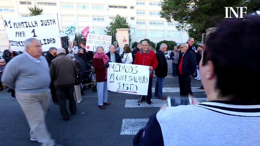 Protesta de residentes y trabajadores para reclamar servicio médico en la residencia de la Tercera Edad pública de Torrevieja