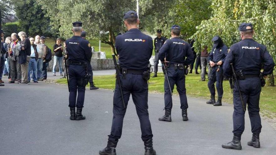 Agentes de la Policía Nacional durante una operación de registro. // Víctor Echave