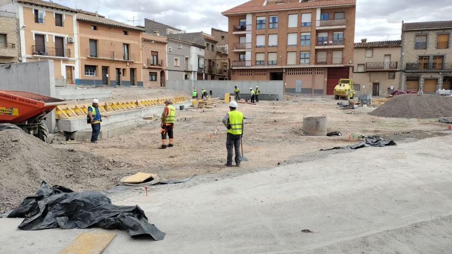 Comienza la colocación de losas en la plaza Zaragoza de Calatorao. | EL PERIÓDICO