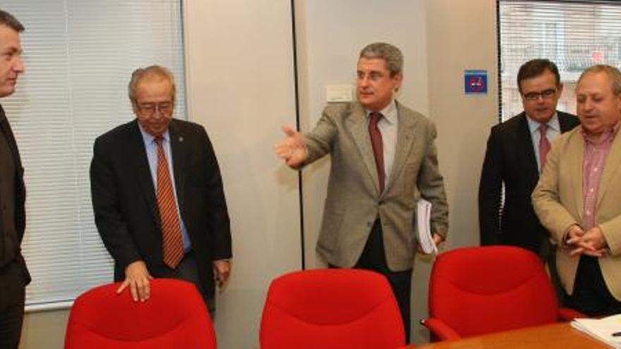Daniel Bueno, Clemente García, Miguel del Toro, José Rosique y Antonio Jiménez durante el encuentro en la CROEM
