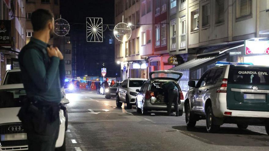 La Guardia Civil, tras el asesinato en Carballo. | M. Dylan/E.Press