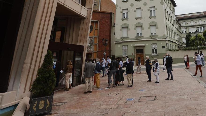 Público en el acceso al Auditorio, con el colegio de las Dominicas al fondo.