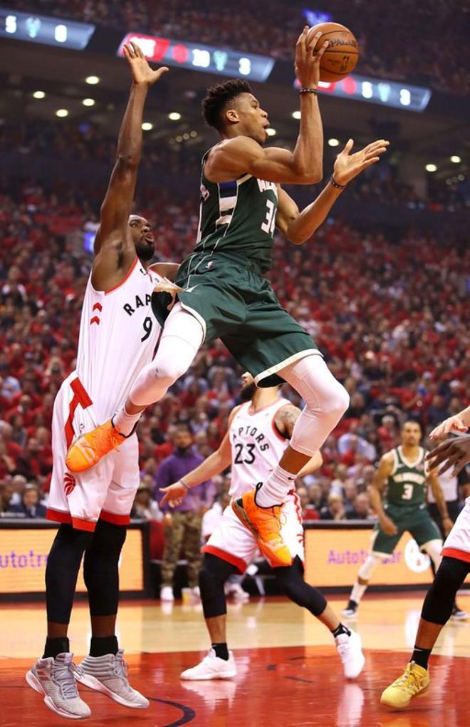 Giannis Antetokounmpo de Milwaukee Bucks passa el balón durante el partido contra Toronto Raptors en el tercer partido de las finales de la Conferencia Este de la NBA NBA en el Scotiabank Aren en Toronto, Canada.