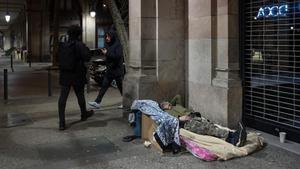 Una persona durmiendo en la calle, en Barcelona.