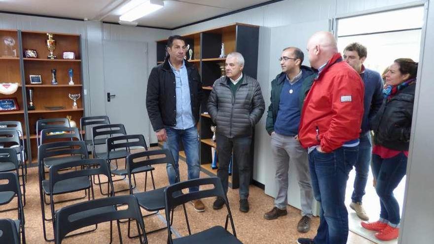 Por la izquierda, César Rodríguez, el exalcalde José Manuel Cuervo, José Víctor Rodríguez y Tito Casado, de la directiva del Narcea; detrás, los concejales Sergio Boto y Carmen López, en la sala polivalente.