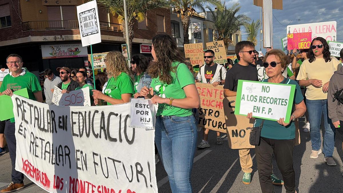 Un momento de la manifestación en las calles de Los Montesinos este martes