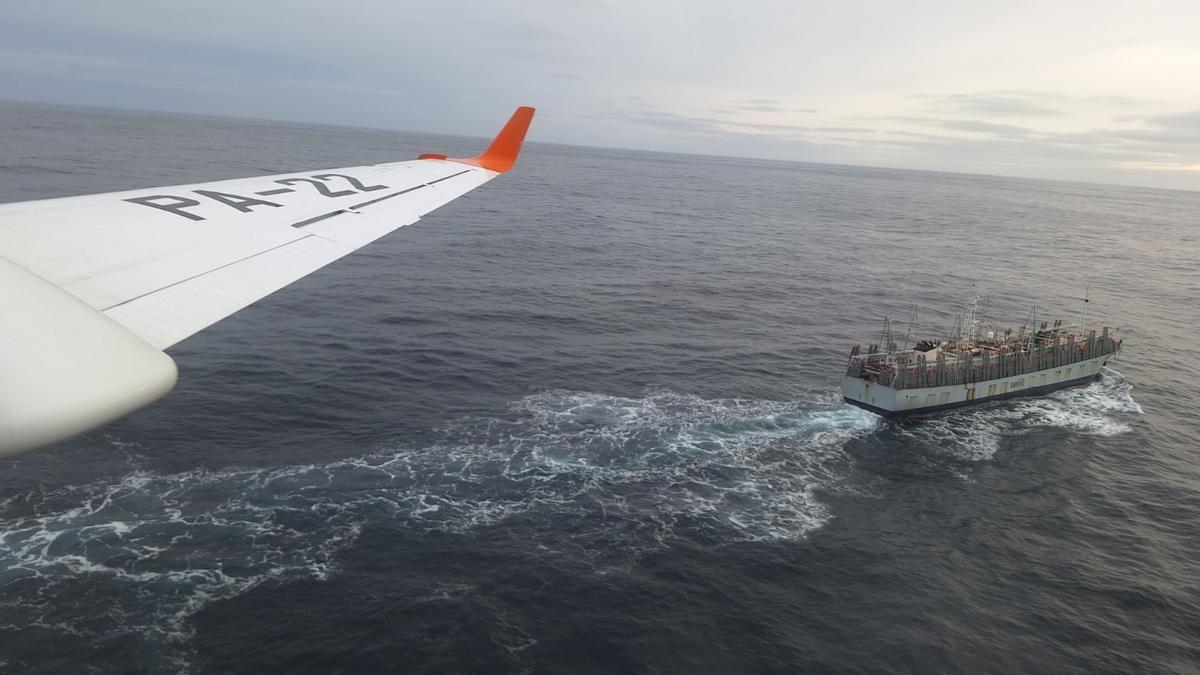 Buque potero asiático desde un avión de la Prefectura Naval