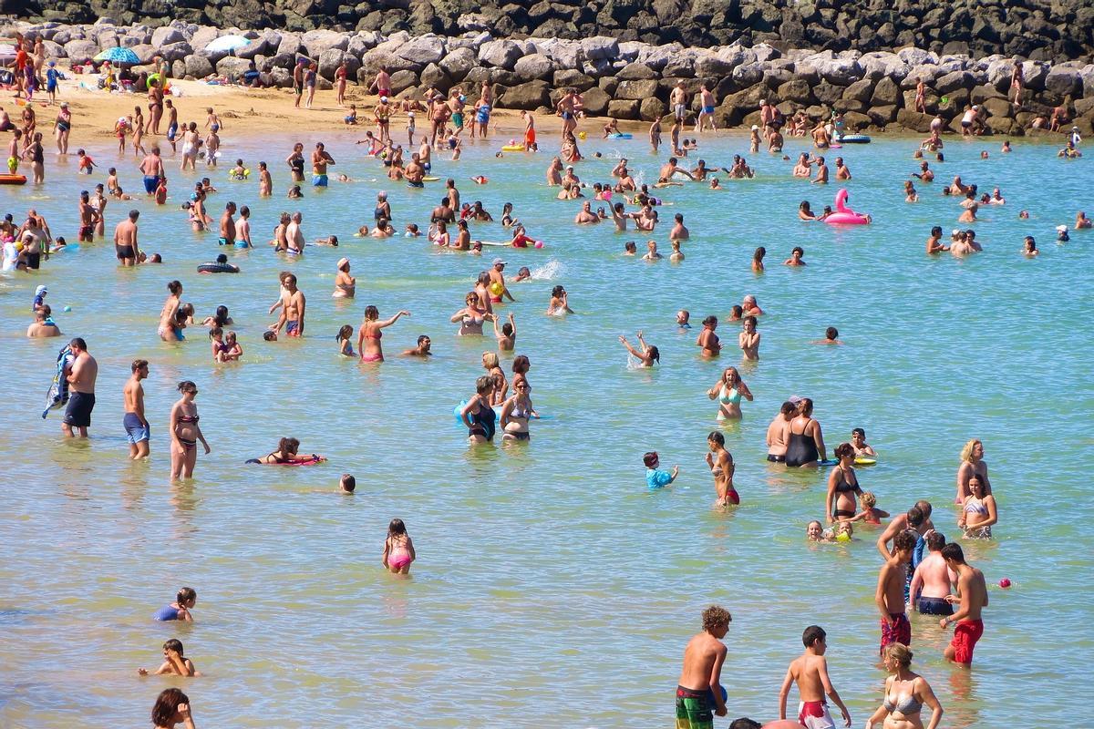 Bañistas en una playa.