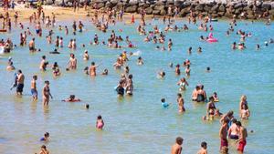 Bañistas en una playa.