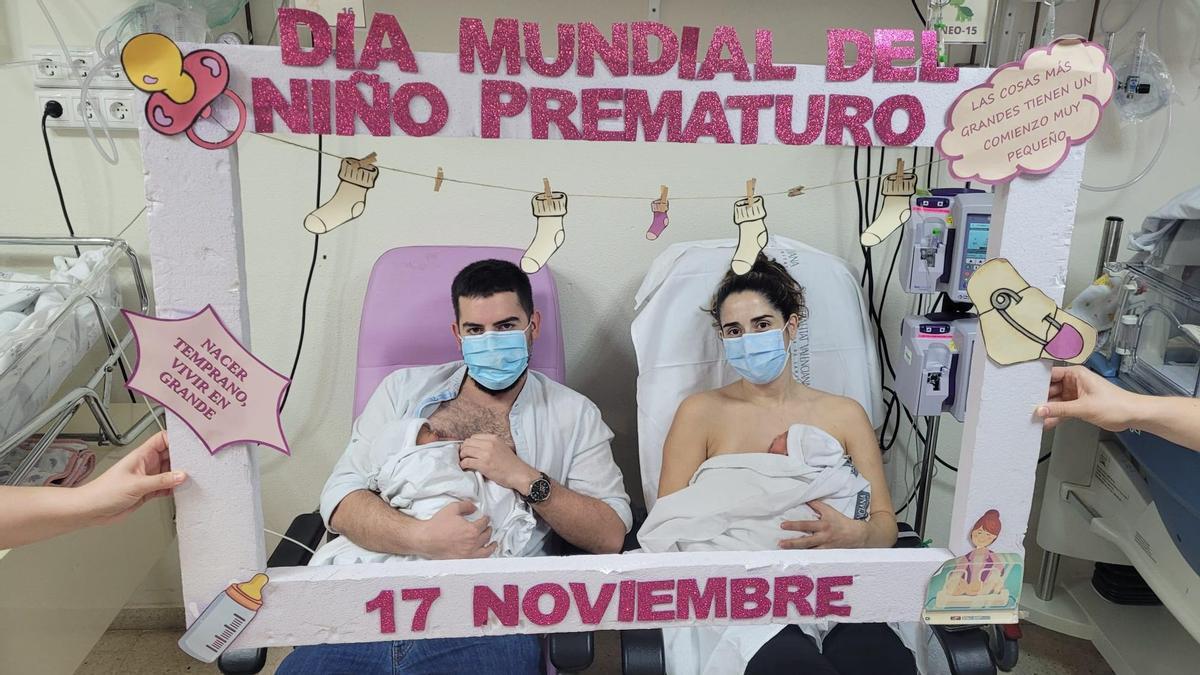 Un padre y una madre en el Hospital General de Elche con el &quot;método canguro&quot;.