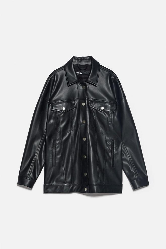 Cazadora negra 'oversize' efecto cuero, de Zara