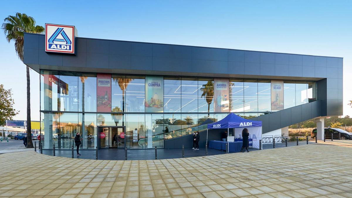 Mañana se esperan colas kilométricas en Aldi para hacerse con el despertador más completo del mercado: verás la hora en el techo