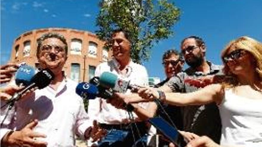 Enric Millo i Xavier García Albiol, ahir a la plaça Constitució de Girona.