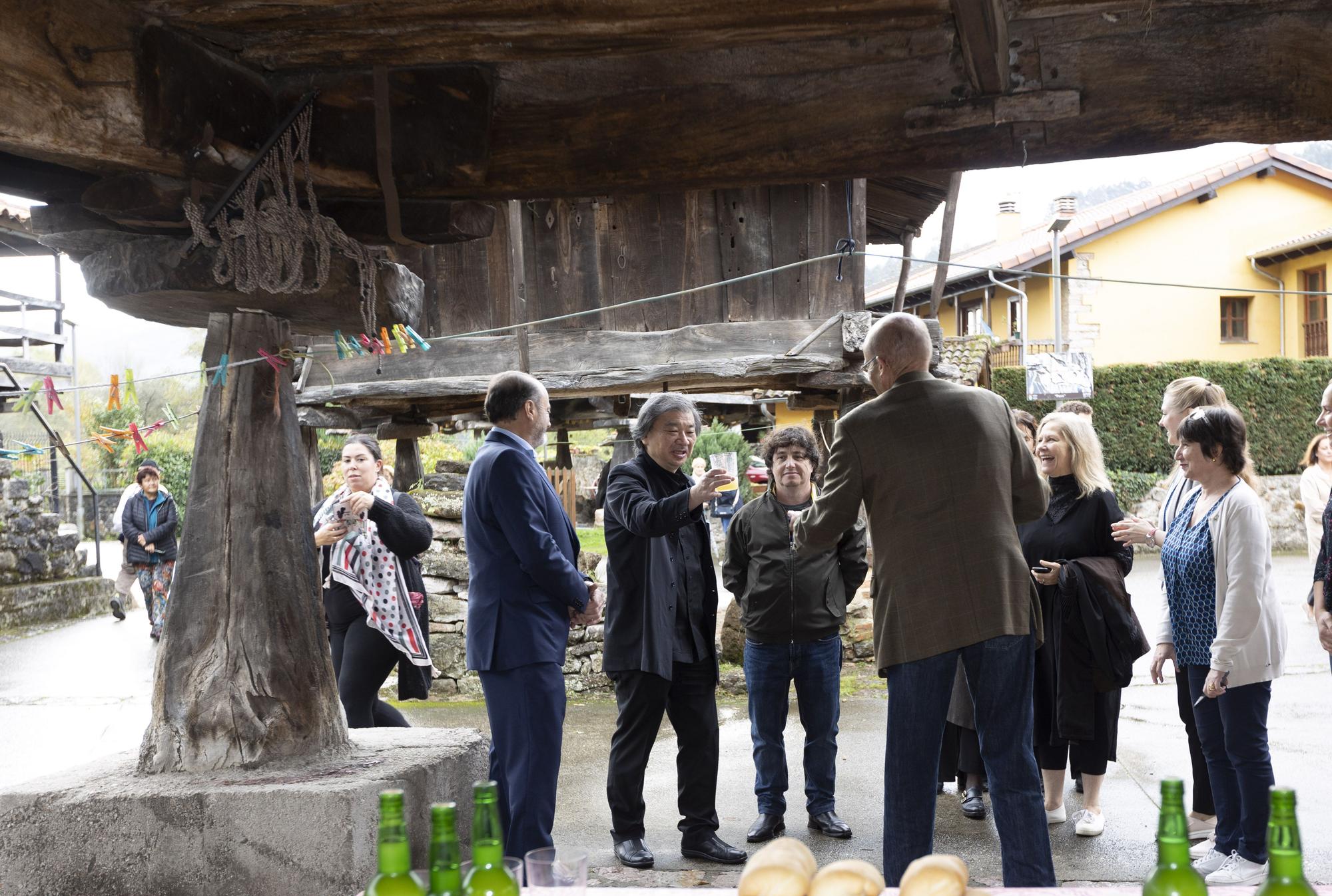 Shigeru Ban disfruta en Asturias: el arquitecto premio "Princesa" de la Concordia visita los hórreos