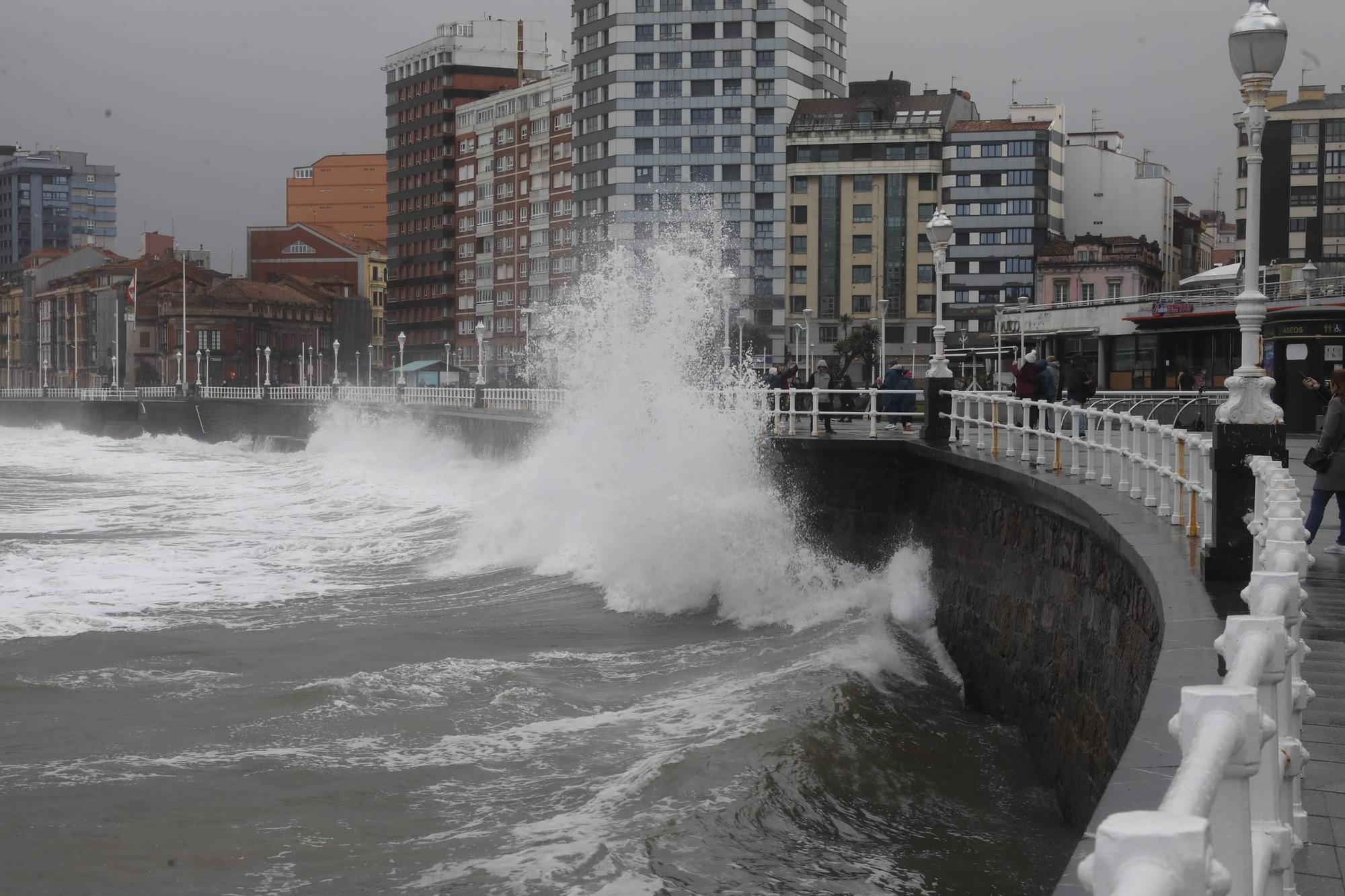 El oleaje sigue azotando la costa de Gijón (en imágenes)