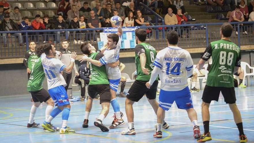 Un momento del partido del Toscaf. A la derecha, Aitor Rodríguez.