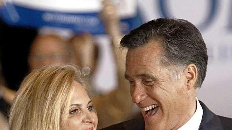 Romney abraza a su esposa, Ann, tras saberse vencedor en Illinois.