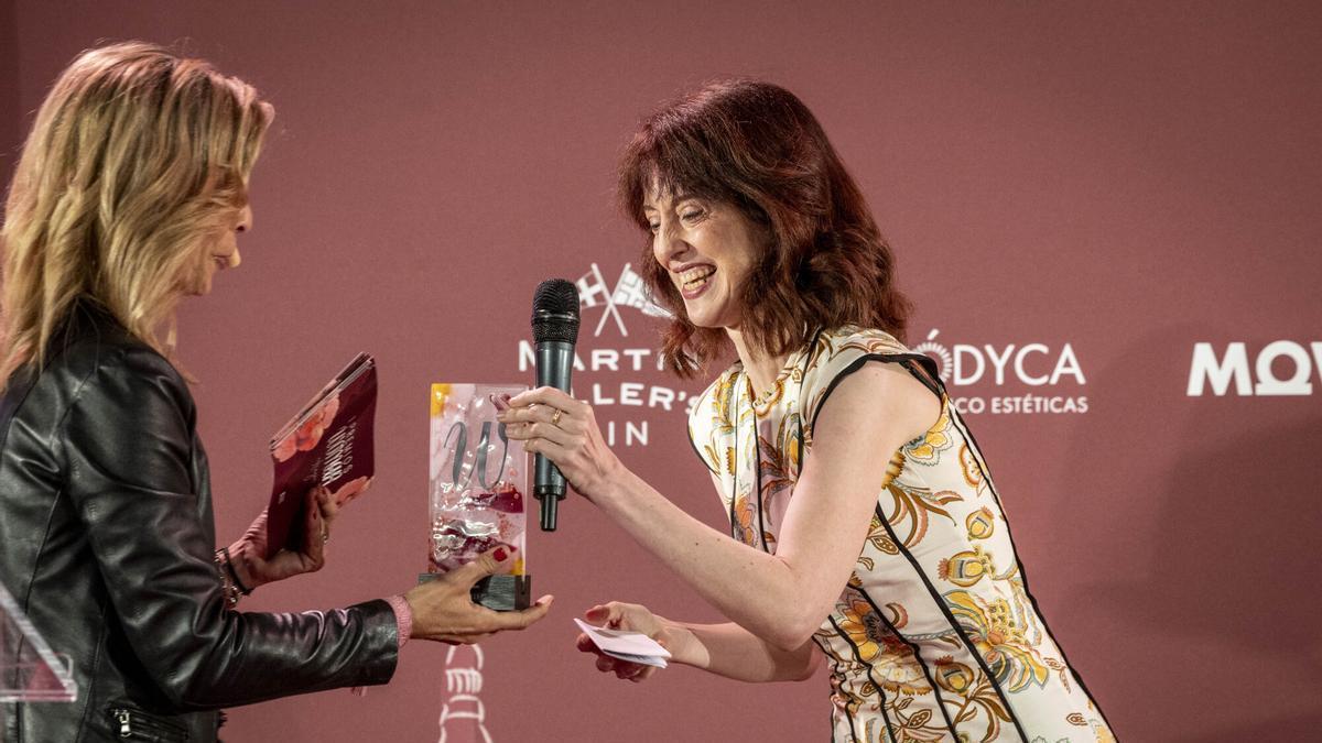 Irene Vallejo recibe el «libro más diminuto del mundo»: «Una lectura a escala de libélulas»