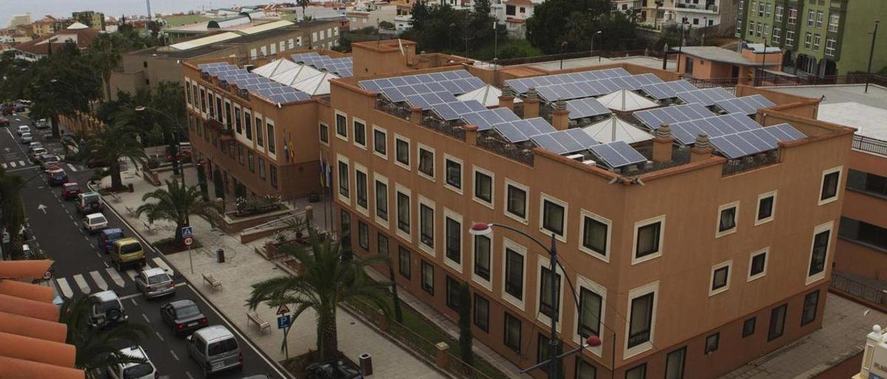 Placas solares en el tejado del Ayuntamiento de Los Realejos