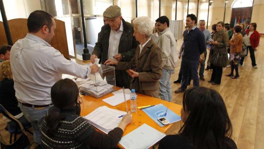 Electores votan en el colegio habilitado en la antigua plaza del Pescado, en Trascorrales.