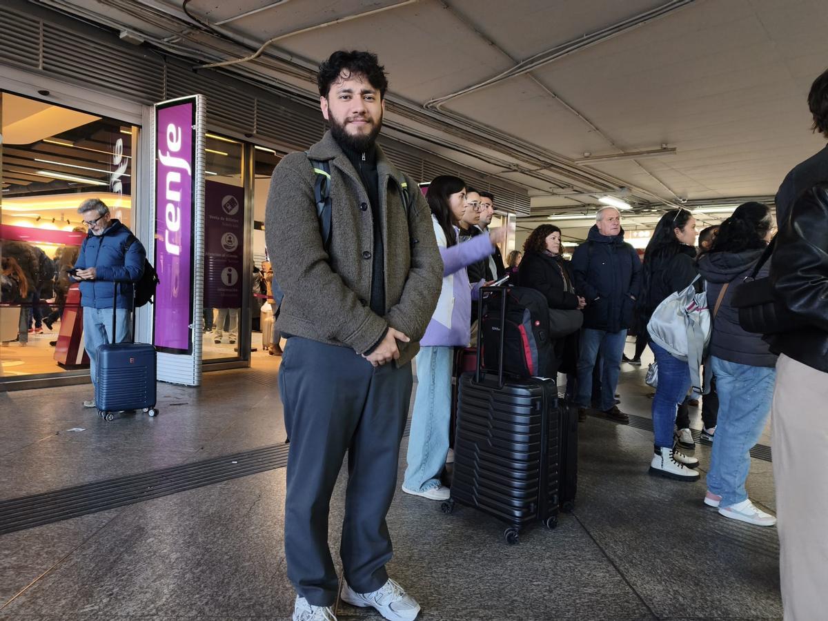 Sebastián viajaba anoche desde Madrid a Sevilla cuando su tren se paró debido al accidente de Adamuz y tuvo que regresar a Madrid.
