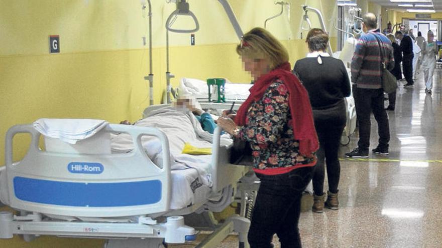 La imagen de camas en los pasillos de Urgencias del Hospital de Sant Joan ha vuelto estos días debido al repunte de la gripe.