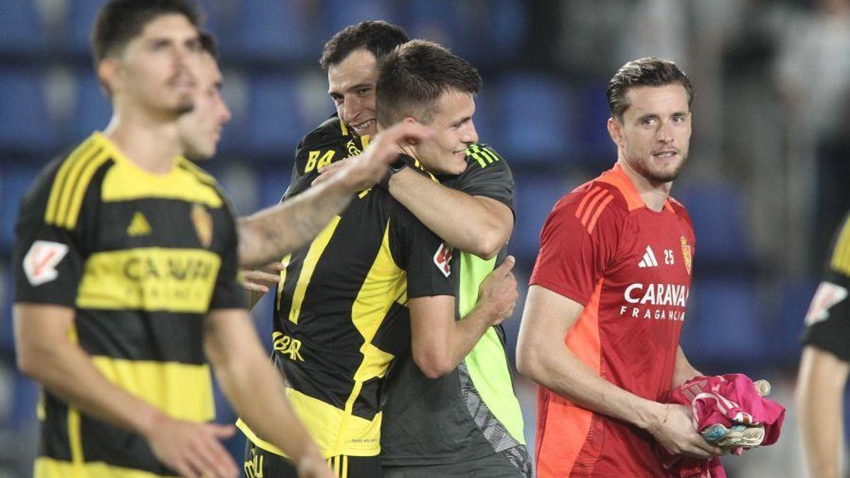 Bazdar recibe la felicitación de sus compañeros y el cuerpo técnico al final del partido.