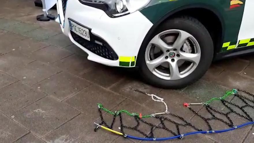 La DGT y la Guardia Civil organizan un taller para enseñar a poner las cadenas del coche