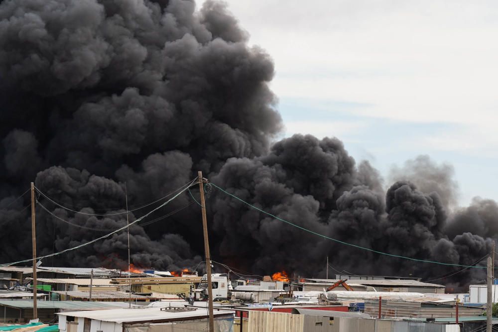 El fuego afecta a vehículos y neumáticos y ha provocado una densa columna de humo negro visible desde muchos puntos de Málaga.