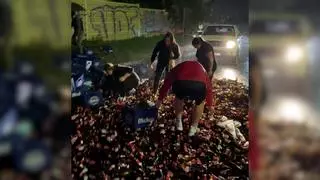 Vuelca un camión de cerveza en Cantabria y la gente salva los restos en la carretera bajo la lluvia