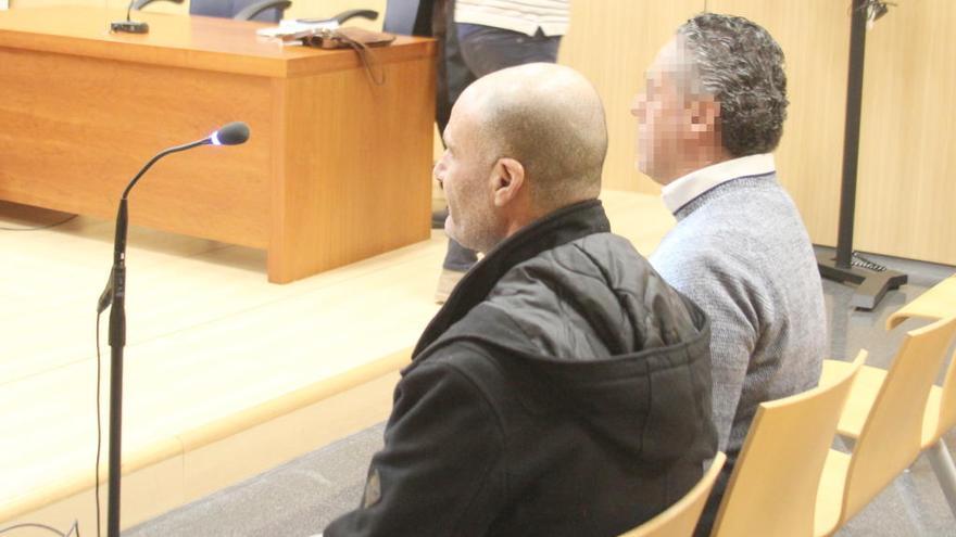 El acusado junto al intérprete de árabe, ayer en el juicio.