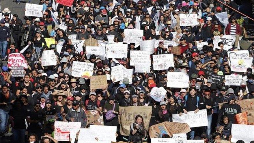 Miles de estudiantes en México toman las calles para protestar contra la violencia