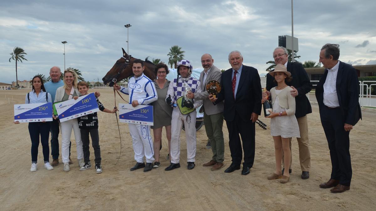 Loris Garcia recibe el trofeo de vencedor del Grand Prix des Baleares’ con Eclat de Gloire