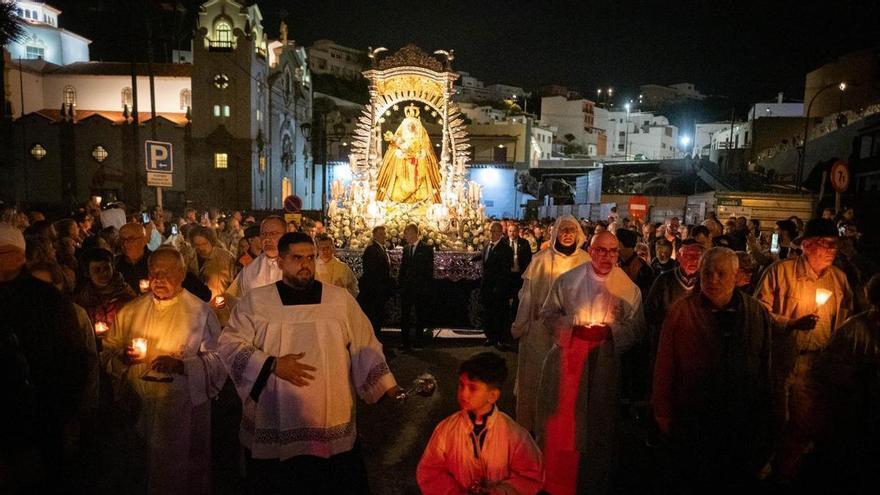 На Канарах понад 5000 вірян запалили свічки на честь Діви Канделарії