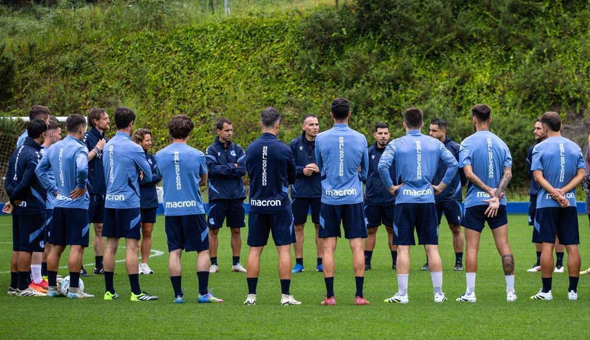 Sergio Francisco se dirige a sus pupilos en un entrenamiento de esta pretemporada