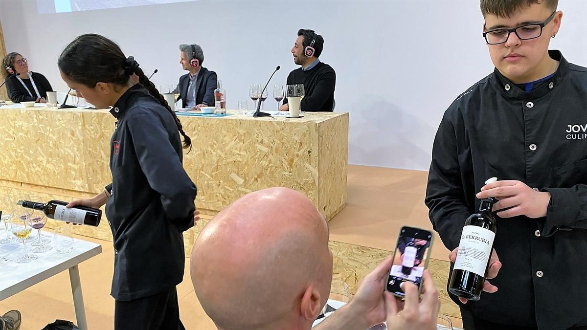 Cata durante la charla de Ramon Roqueta (Lafou), Eduardo Eguren (Cuentaviñas) y Willy Pérez (De la Riva) este lunes en la Barcelona Wine Week.